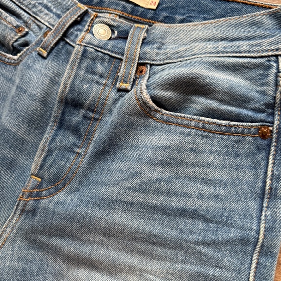 Aritzia | Levi’s Wedgie Straight Jeans | Size 24 | Light Wash - Picture 6 of 7